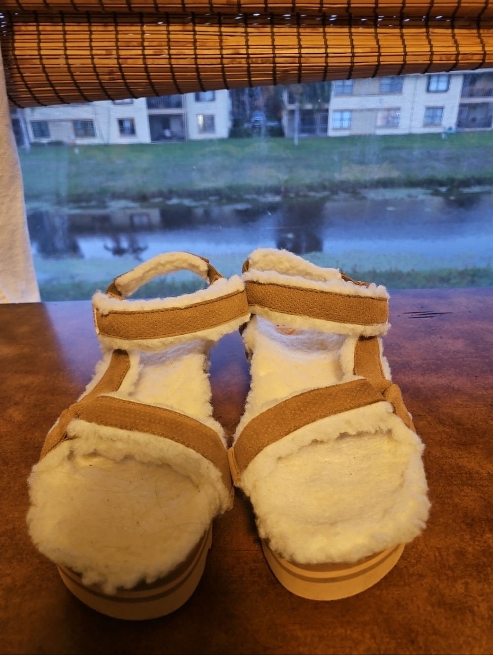 Women's Reef Size 9 Tan Wool Lined Cozy Sandals With Velcro Strap